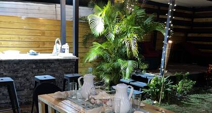 Modern oasis loaded w/amenities! 5-8 mins to the beaches, shops dining & ferries