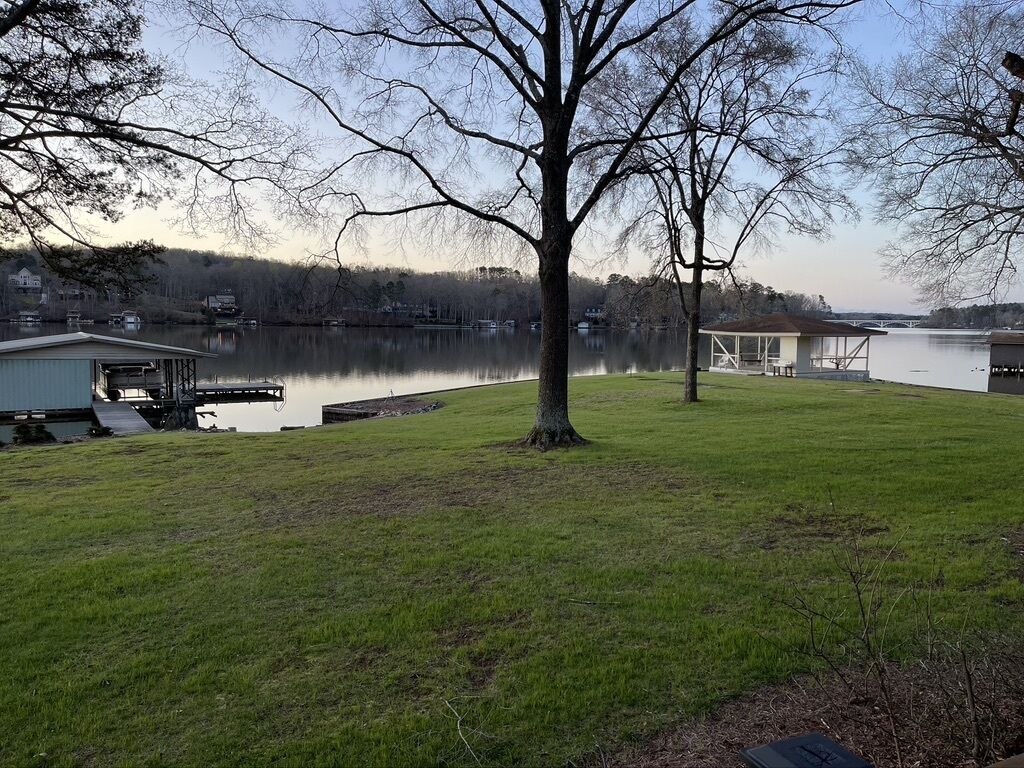 Lakefront on Lake Tillery: Swim floats , hammocks, fire pit, grill, yard games