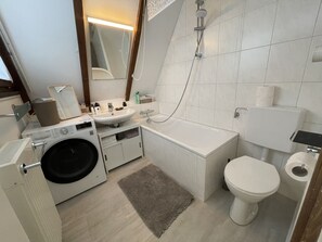 Baignoire, sèche-cheveux, serviettes fournies, savon