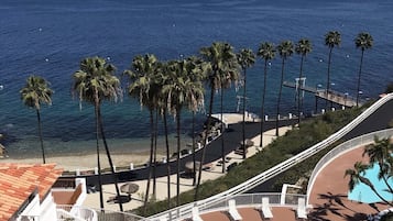 Una piscina al aire libre, una piscina climatizada