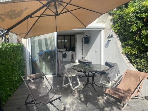 Outdoor dining - APARTMENT IN PORT CAMARGUE WITH OR WITHOUT PONTOON (Le Grau-du-Roi)