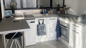 Kaffetrakter/tekoker, kjøleskap, mikrobølgeovn og ovn