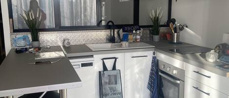 Réfrigérateur, micro-ondes, four, plaque de cuisson