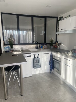 Fridge, microwave, oven, stovetop - APARTMENT IN PORT CAMARGUE WITH OR WITHOUT PONTOON (Le Grau-du-Roi)