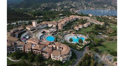 5 pools, entertainment, beach 300m away, air-conditioned, towel service, free parking