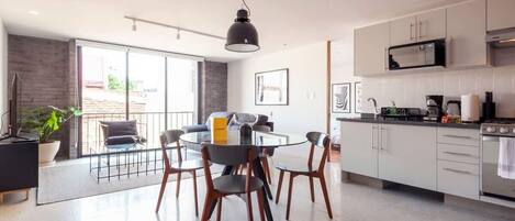 Køleskab, mikrobølgeovn, ovn, kogeplade