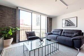 Televisión y oficina 