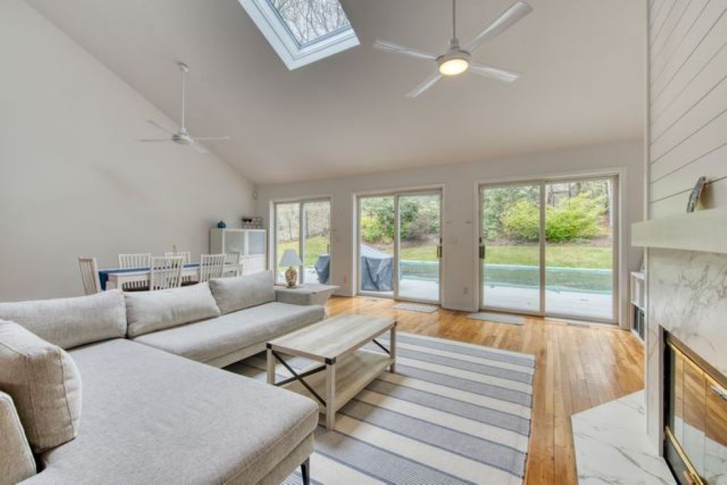 Gorgeous Four Bedroom Home in Sag Harbor with Pool/water access