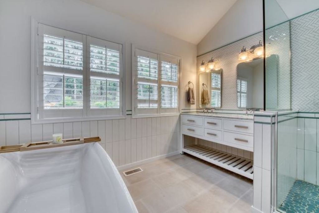 Gorgeous Four Bedroom Home in Sag Harbor with Pool/water access