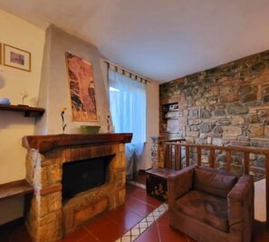 Smart TV, caminetto, libri