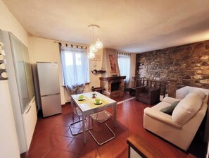 Smart TV, caminetto, libri