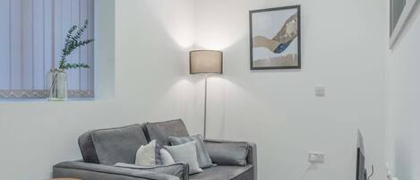 Een televisie en een kantoor