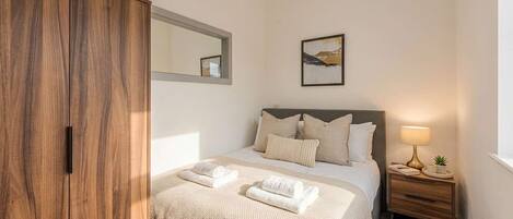 1 dormitorio, escritorio, tabla de planchar con plancha y wifi