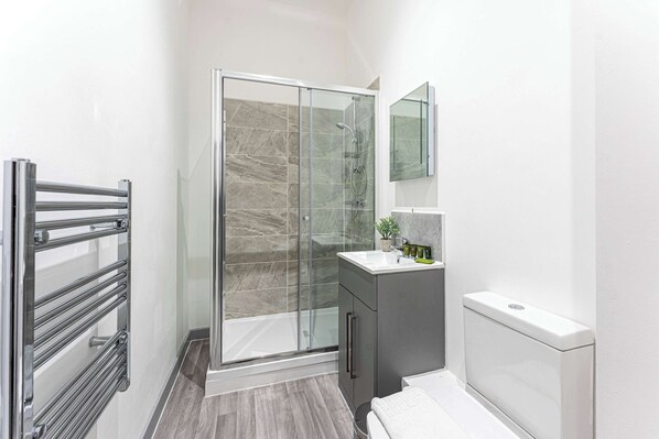 Shower, hair dryer, towels, shampoo