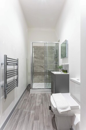 Douche, sèche-cheveux, serviettes fournies, shampoing