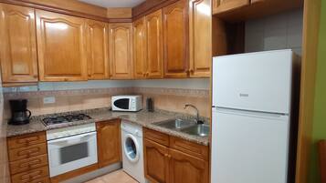 Réfrigérateur, micro-ondes, four, cafetiÚre/bouilloire