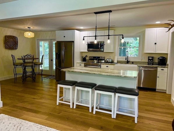 Fridge, microwave, oven, stovetop - Newly remodeled cabin in DuPont State Forest between Brevard & Hendersonville (Cedar Mountain)