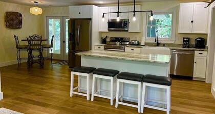 Newly remodeled cabin in DuPont State Forest between Brevard & Hendersonville