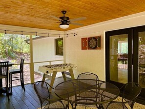 Outdoor dining - Newly remodeled cabin in DuPont State Forest between Brevard & Hendersonville (Cedar Mountain)
