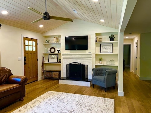 Highly rated cabin in DuPont State Forest between Brevard & Hendersonville