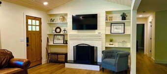 Highly rated cabin in DuPont State Forest between Brevard & Hendersonville