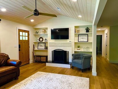 Highly rated cabin in DuPont State Forest between Brevard & Hendersonville