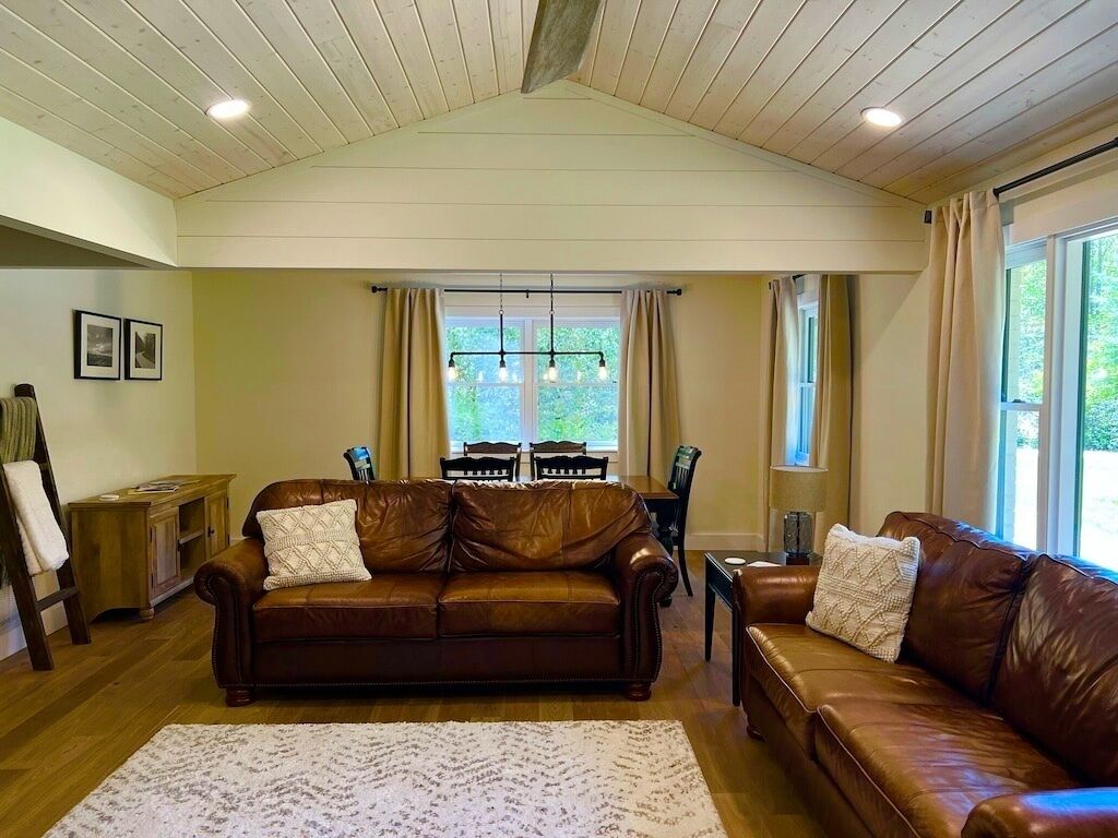 Newly remodeled cabin in DuPont State Forest between Brevard & Hendersonville