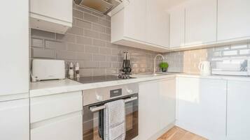 Frigorifero, microonde, forno, piano cottura