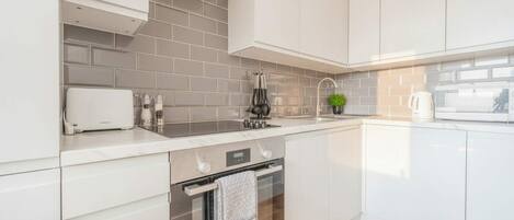 Kühlschrank, Mikrowelle, Ofen, Herdplatte