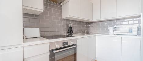 Frigorifero, microonde, forno, piano cottura