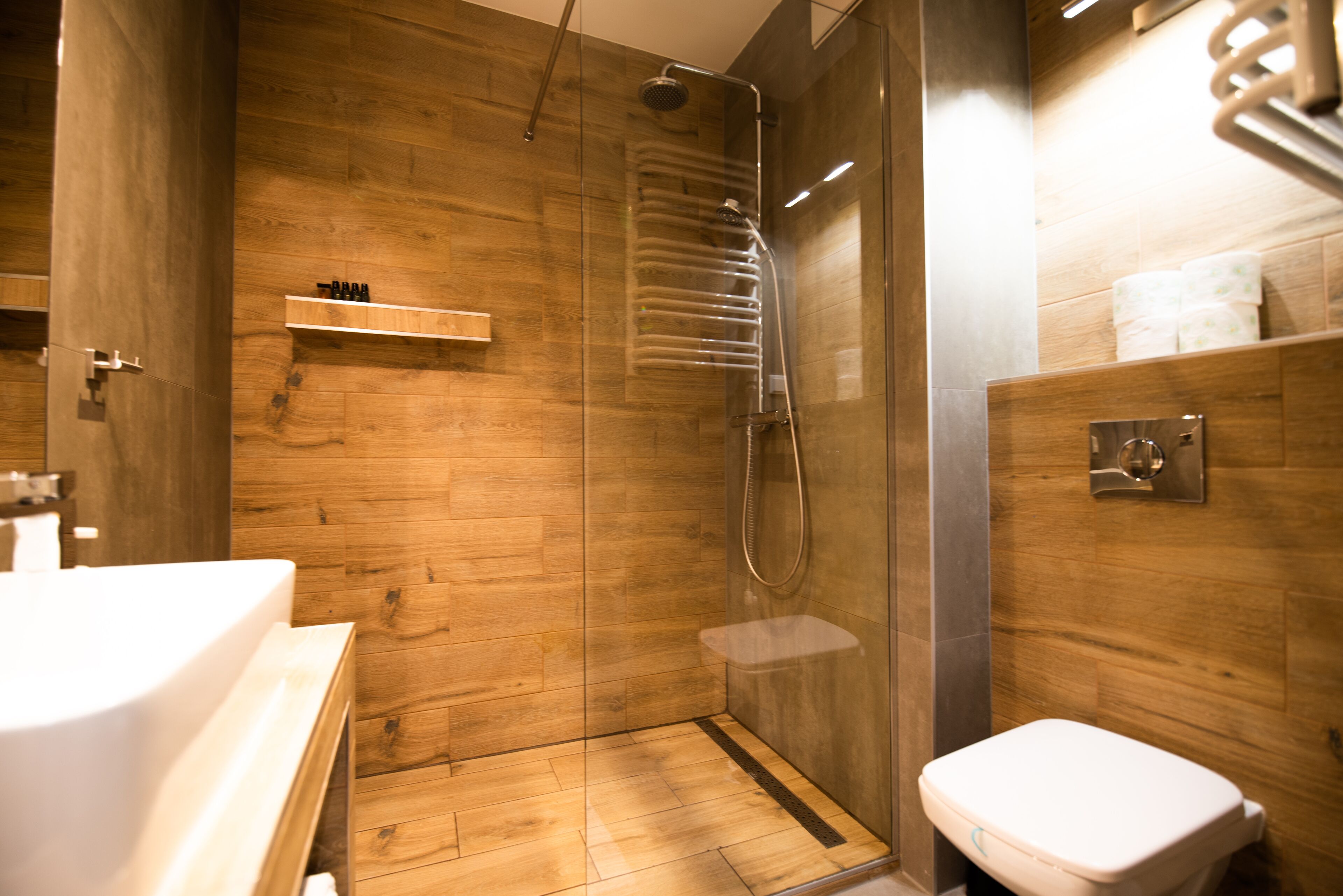 Room for 4 people Comfort (72B) | Bathroom | Shower, rainfall showerhead, hair dryer, towels