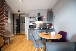 Deluxe (47A) | Private kitchenette | Fridge, microwave, stovetop, dishwasher - City Lights Kazimierz (Kraków)