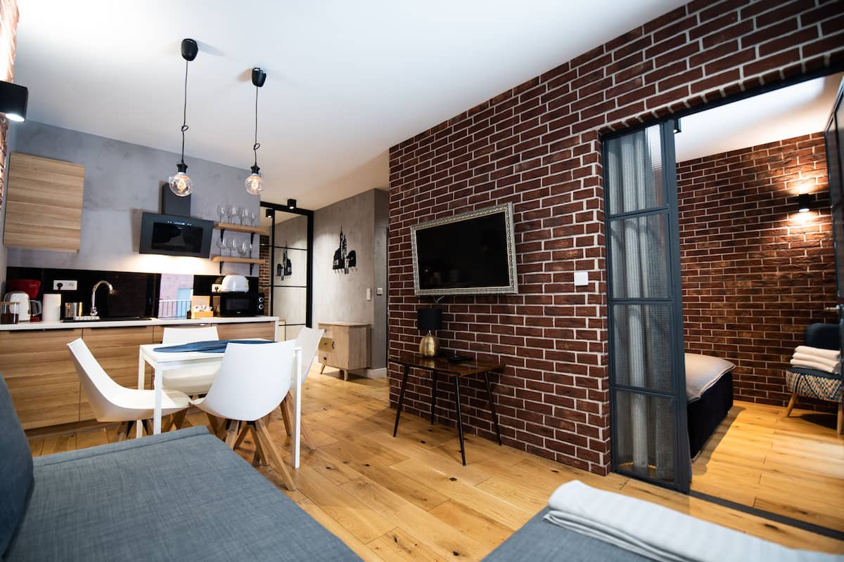 1 habitación, muebles diferentes y tabla de planchar con plancha