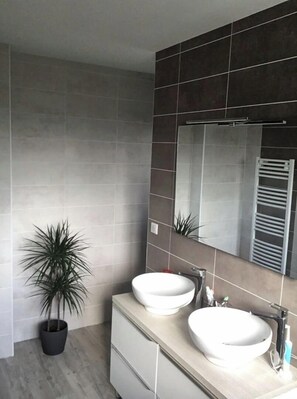 Bathtub, hair dryer