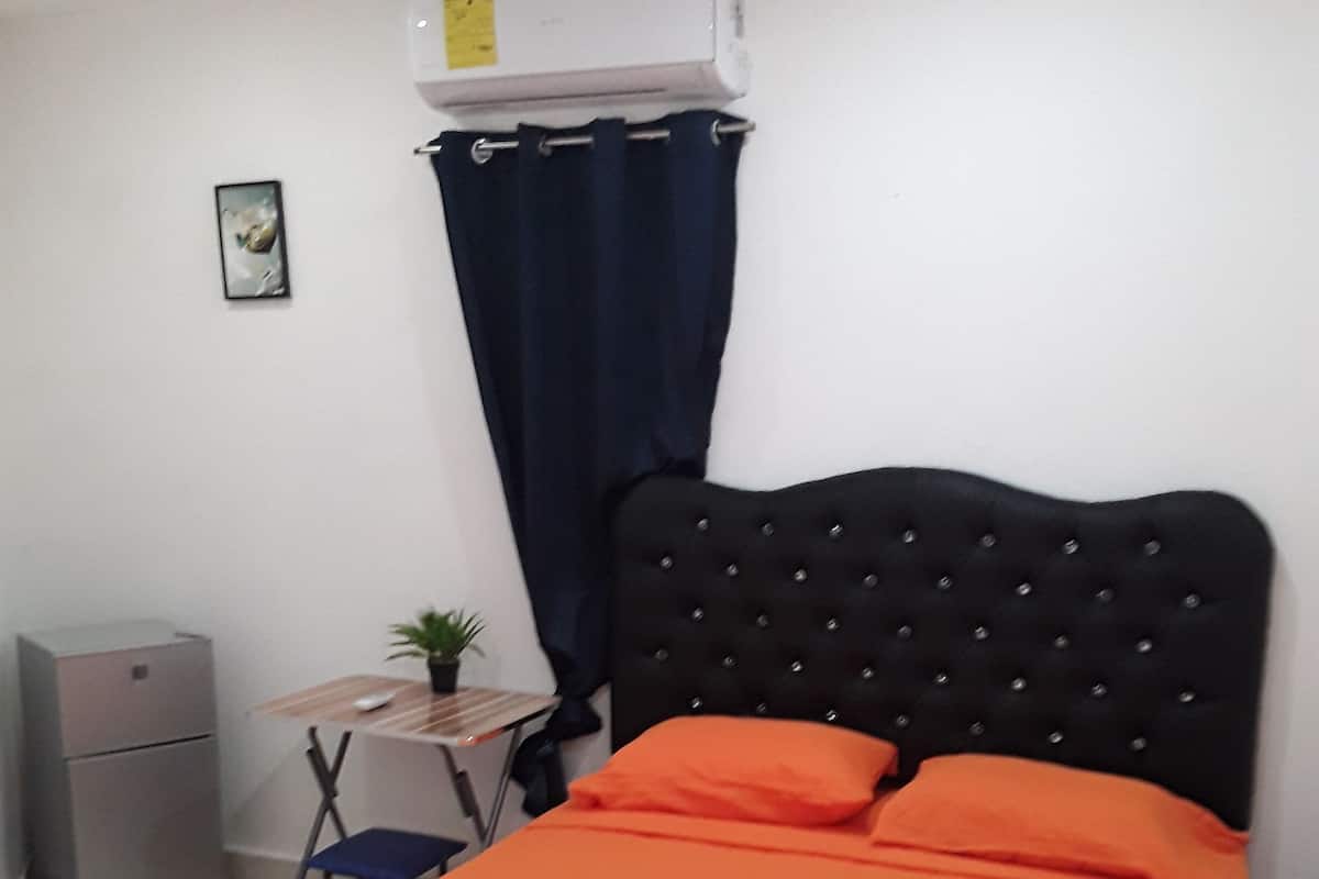 Room 10 | Escritorio, espacio para trabajar con laptop y wifi gratis