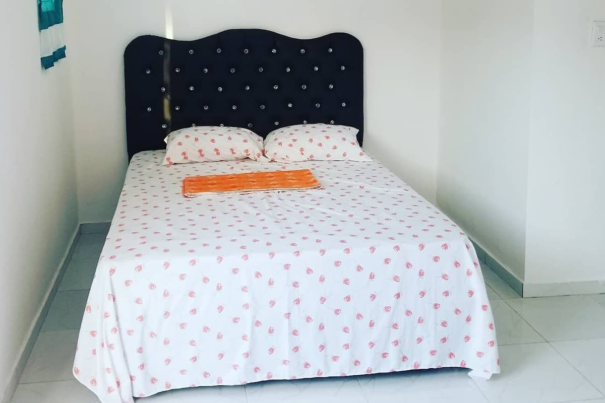 Room 4 | Escritorio, espacio para trabajar con laptop y wifi gratis