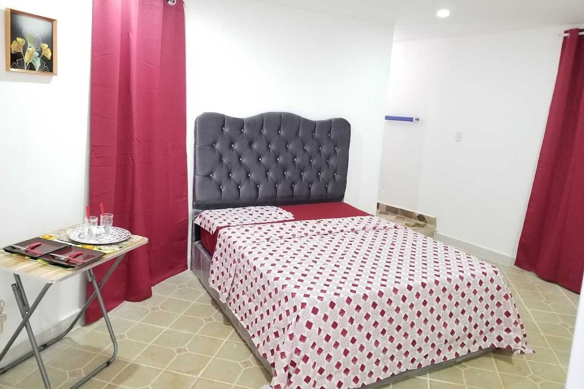 Room 14 | Escritorio, espacio para trabajar con laptop y wifi gratis
