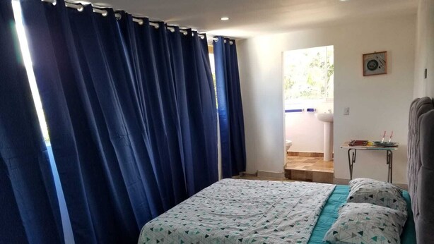 Room 13 | Escritorio, espacio para trabajar con laptop y wifi gratis 