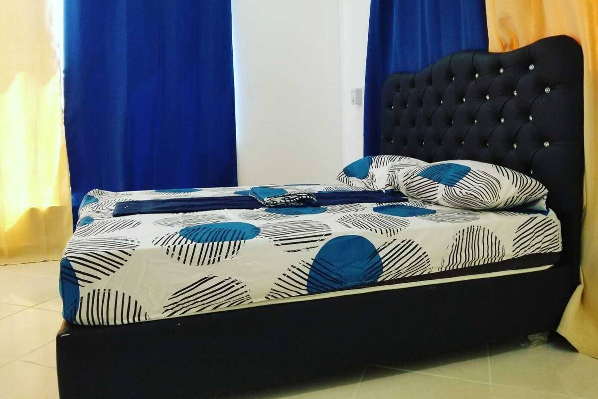 Desk, laptop workspace, WiFi (free), bed sheets