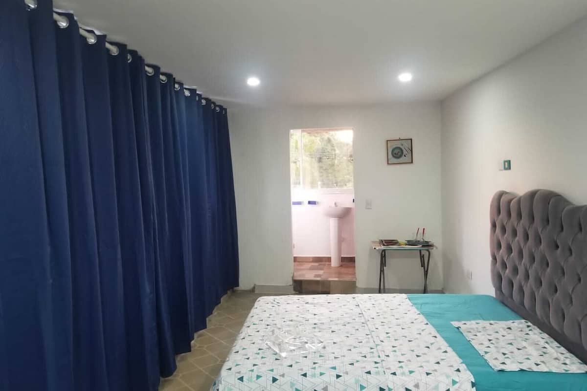 Room 13 | Escritorio, espacio para trabajar con laptop y wifi gratis