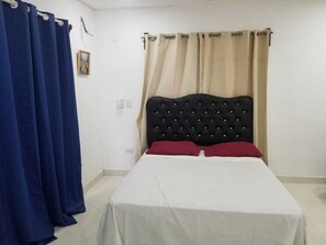 Room 7 | Desk, laptop workspace, free WiFi, bed sheets - Wilkan Hotel (Las Terrenas)