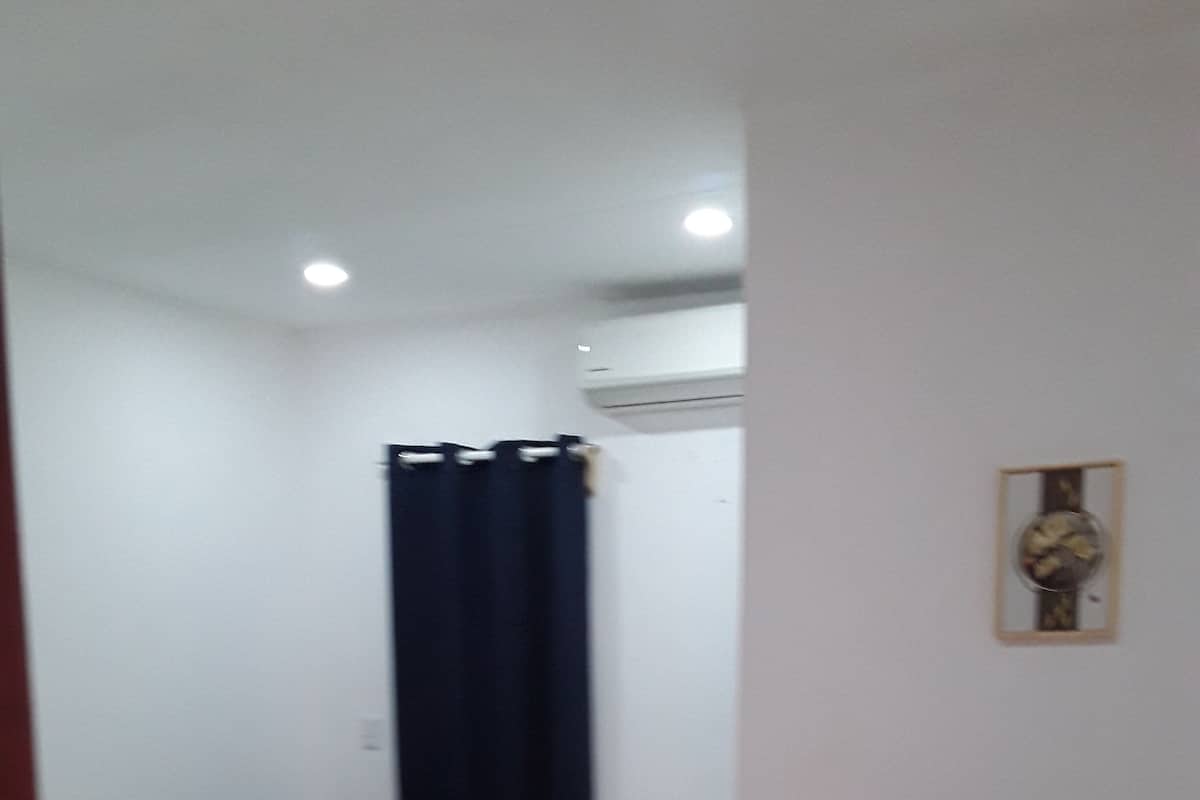 Room 9 | Escritorio, espacio para trabajar con laptop y wifi gratis