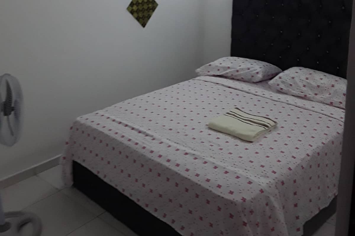 Room 1 | Escritorio, espacio para trabajar con laptop y wifi gratis