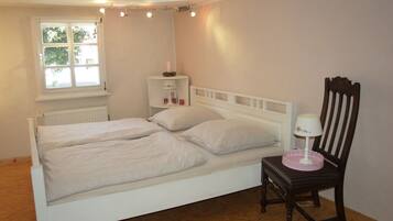 3 bedrooms, travel crib, free WiFi, bed sheets