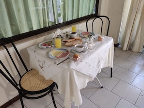 Daily continental breakfast for a fee - ELITE (Athens)