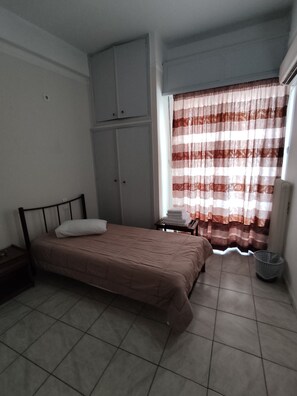 Desk, free WiFi, bed sheets - ELITE (Athens)