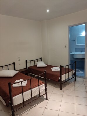 Basic Double Room | Desk, free WiFi, bed sheets - ELITE (Athens)