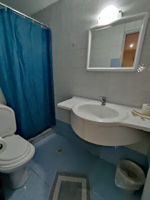 Kamar Double Basic | Kamar mandi | Shower, pancuran hujan,  dan handuk