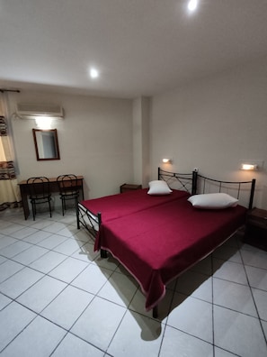 Basic Double Room | Desk, free WiFi, bed sheets - ELITE (Athens)