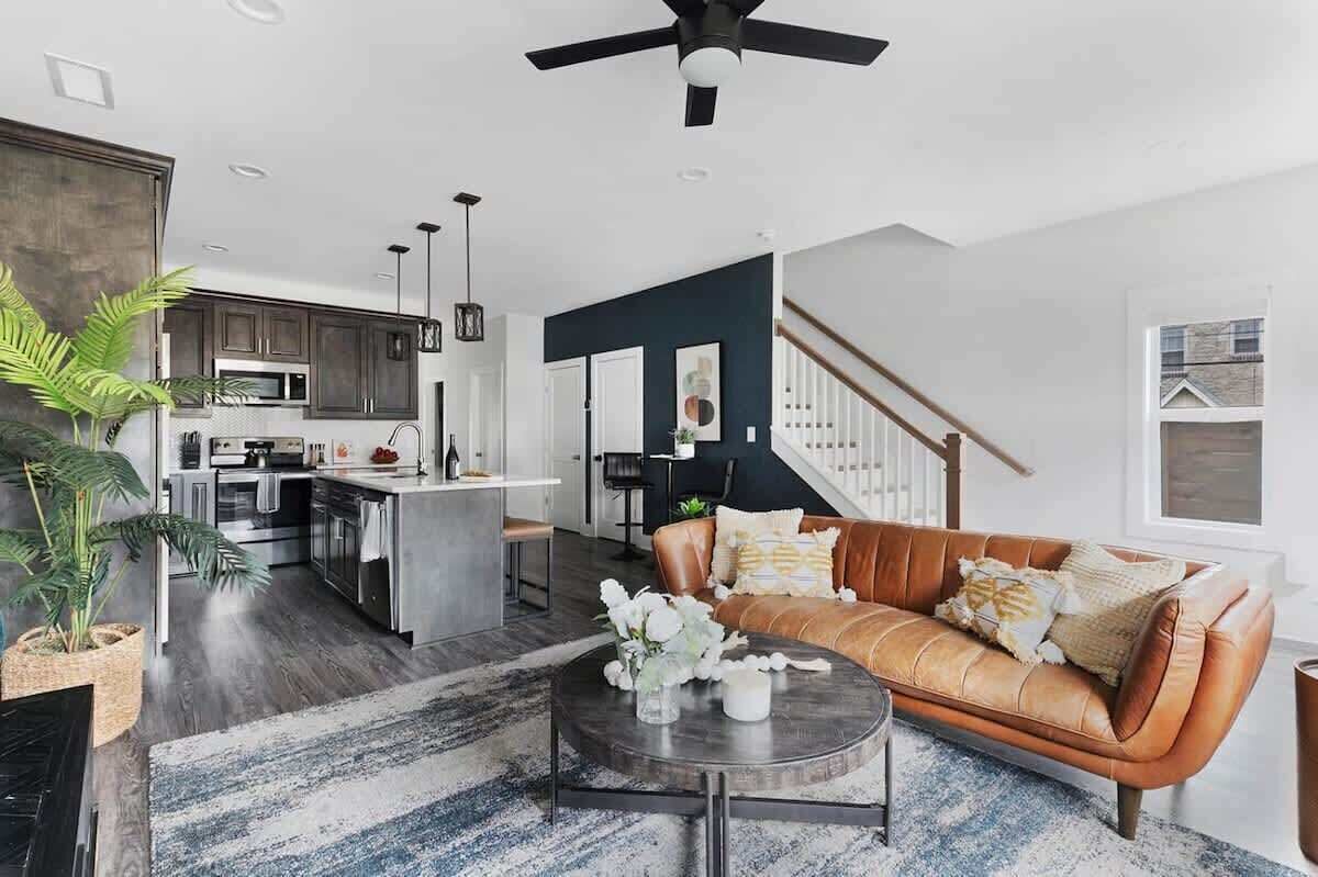 TV connectée, livres, chaîne hi-fi, espaces bureaux